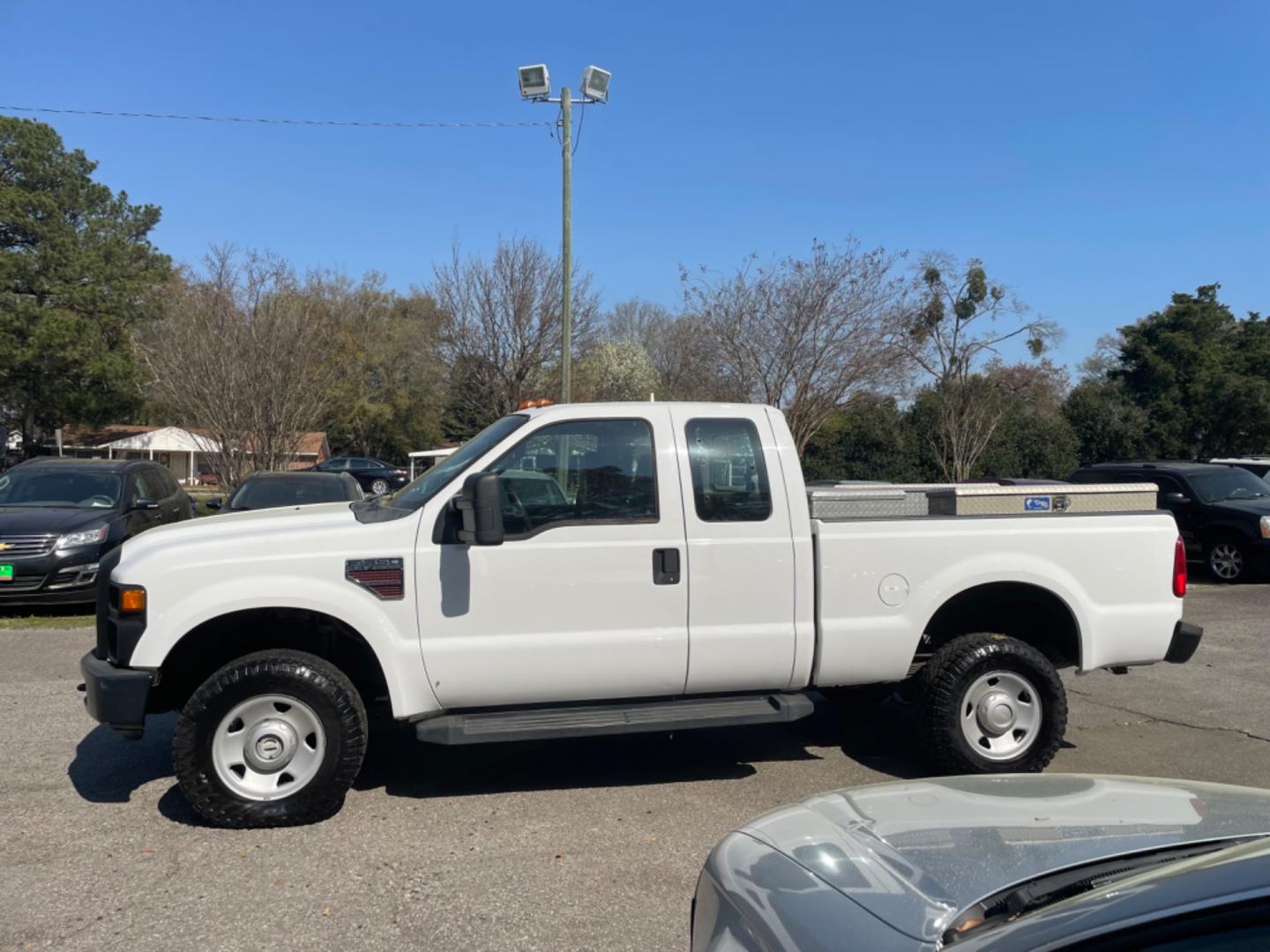 2008 WHITE FORD F-350 SUPERDUTY XL (1FTWX31R28E) with an 6.4L engine, Automatic transmission, located at 5103 Dorchester Rd., Charleston, SC, 29418-5607, (843) 767-1122, 36.245171, -115.228050 - Photo#3